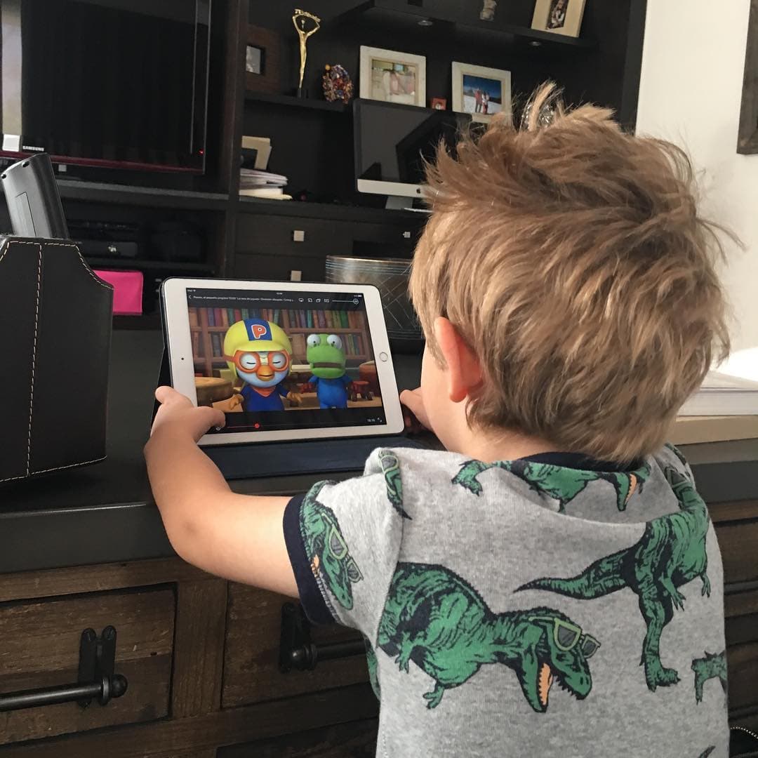 Fue en el año 2012 cuando 
<b>Daniela</b> sorprendió a todos al anunciar su tercer embarazo, del cual nació su único hijo varón, a quien nombró Gustavo, igual que su papá. Aunque la actriz no suele compartir imágenes del rostro del pequeño, quien ahora tiene 4 años de edad.