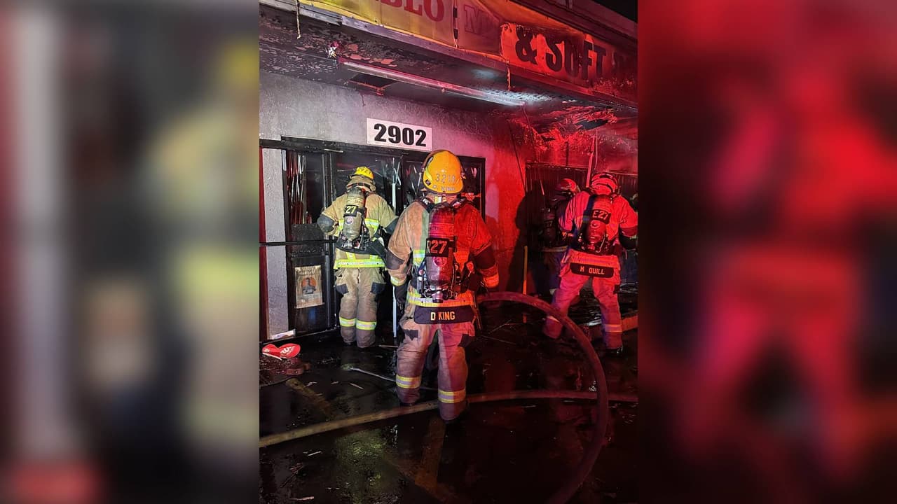 Los equipos atacaron el fuego desde posiciones exteriores y extinguieron rápidamente las llamas con grandes líneas de mano.