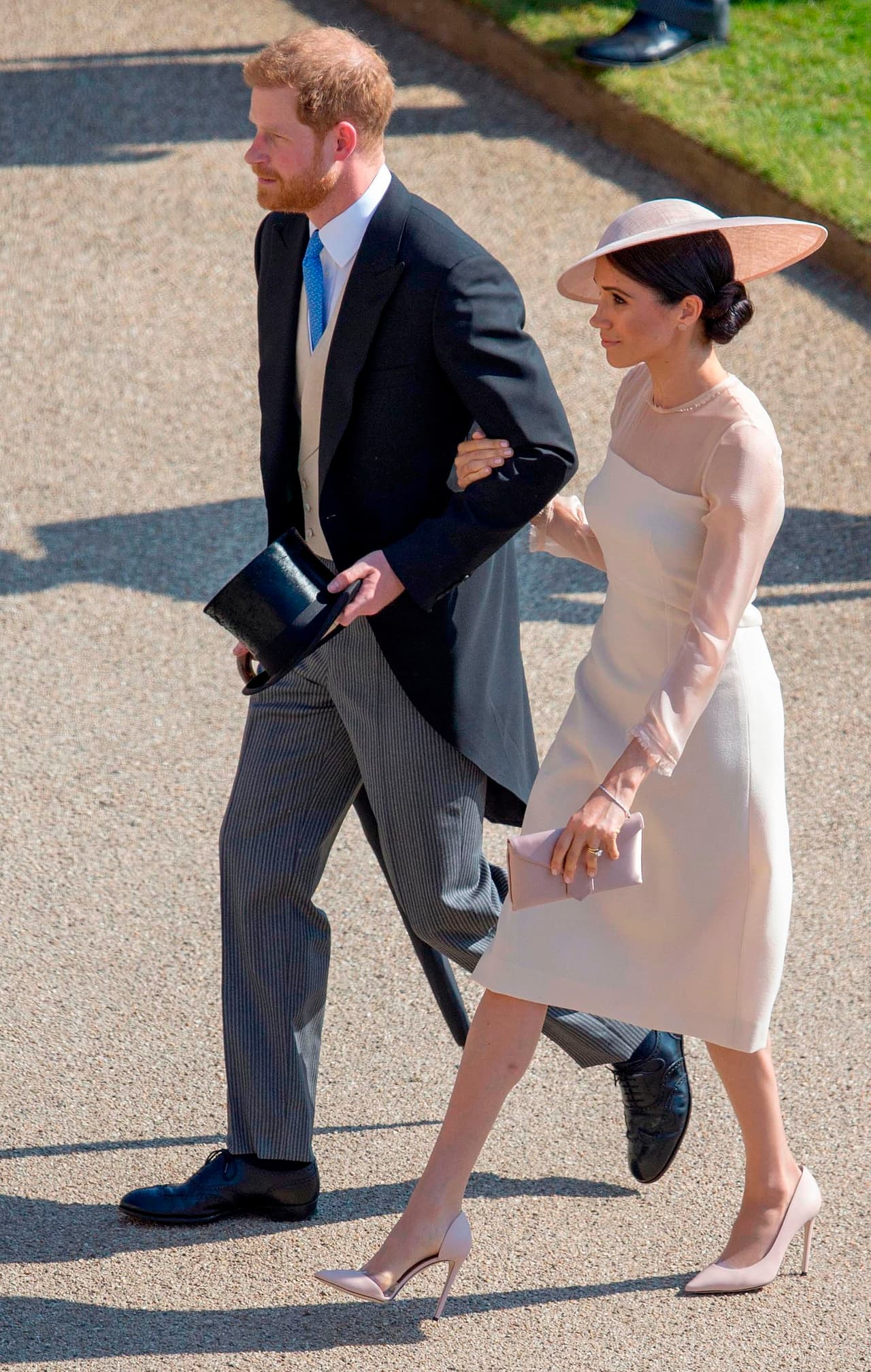 <b>22 de mayo de 2018</b>
<br>
<br>Megan Markle reapareció en público con su marido, en su primer acto oficial, luciendo un 
<b><a href="https://www.univision.com/entretenimiento/realeza/meghan-reaparece-tras-la-boda-y-rompe-internet-con-un-vestido-de-800-dolares-sold-out-fotos" target="_blank">vestido de 800 dólares</a></b> que causó sensación.