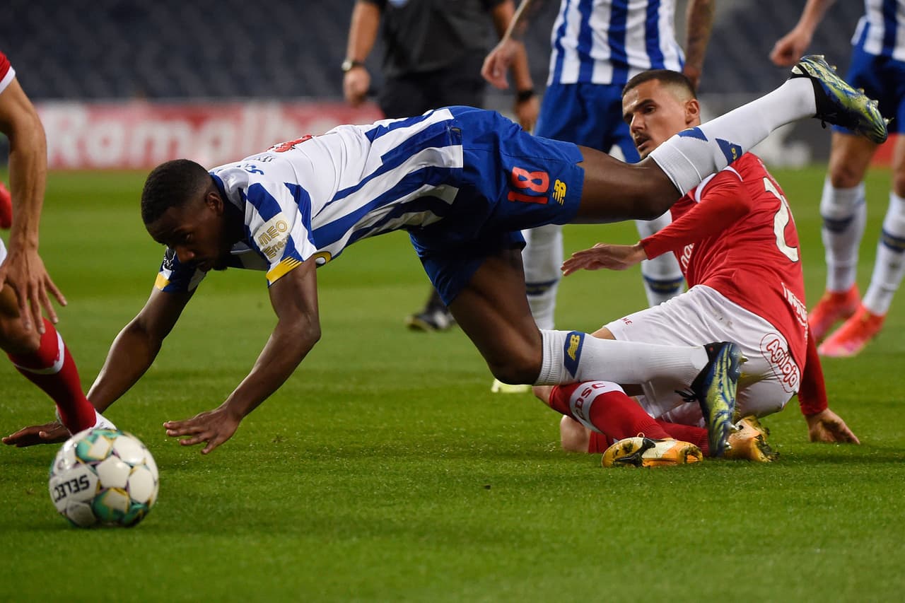 Porto lo intentaba, pero se encontró con un Santa Clara que no daba por perdida la pelota.