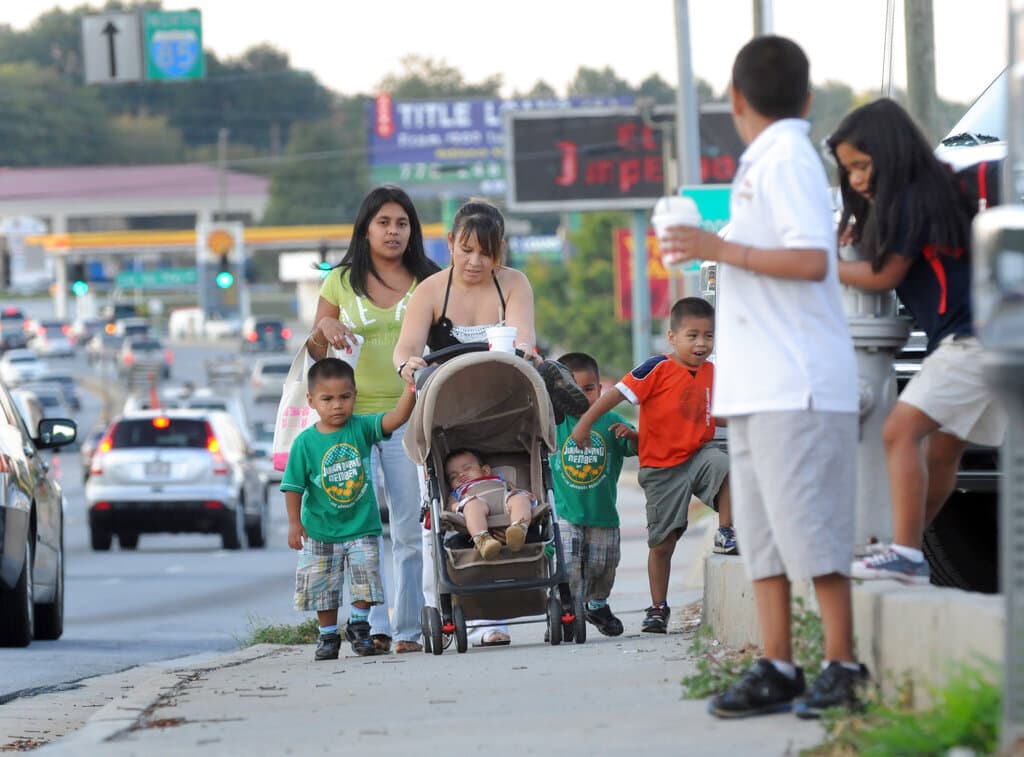 Estados como Georgia, en los que gran parte de la gente se moviliza en automóviles, no otorgan licencias de conducir a indocumentados. En la imagen, una inmigrante de México camina grandes distancias por temor a ser detenida por no tener una licencia de conducir.