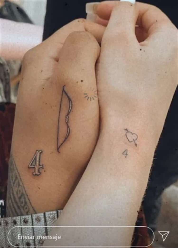 Mientras que en conjunto se tatuaron el número cuatro con diferentes símbolos de amor, como un corazón flechado y un arco de flechas, dejando entender que
<b>Nodal</b> flechó el corazón de
<b>Belinda</b>.