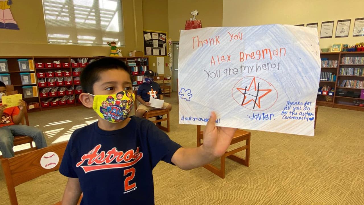 Los estudiantes le dieron una cálida bienvenida a Bregman quien estuvo en la biblioteca de la escuela. “Espero que estos iPads ayuden a los estudiantes, porque es una manera divertida de aprender” dijo el jugador, según un
<a href="https://blogs.houstonisd.org/noticiashisd/2020/11/04/estrella-de-los-astros-dona-ipads-a-los-estudiantes-de-la-primaria-southmayd/" target="_blank">comunicado del Distrito Escolar de Houston (HISD). </a>