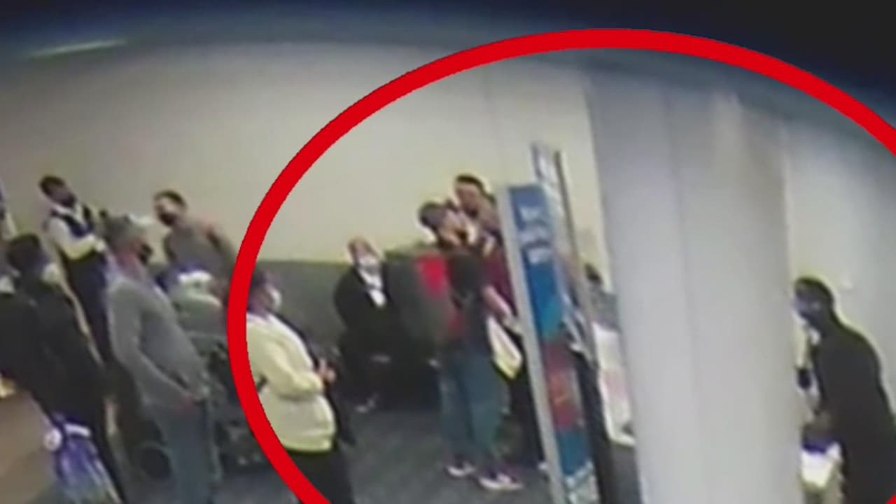 Así agredió un empleado de la aerolínea Frontier a un viajero en el aeropuerto de Orlando
