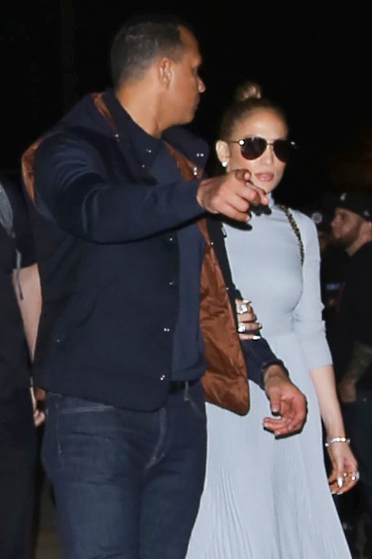 Álex Rodríguez comenzó a coordinar dónde los recogerían, mientras que Jennifer López prestaba atención y evaluaba los alrededores.