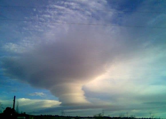 Las nubes lenticulares necesitan condiciones especiales para su formación que incluyen vientos, presión atmosférica, humedad o las temperaturas que haya en determinado territorio.