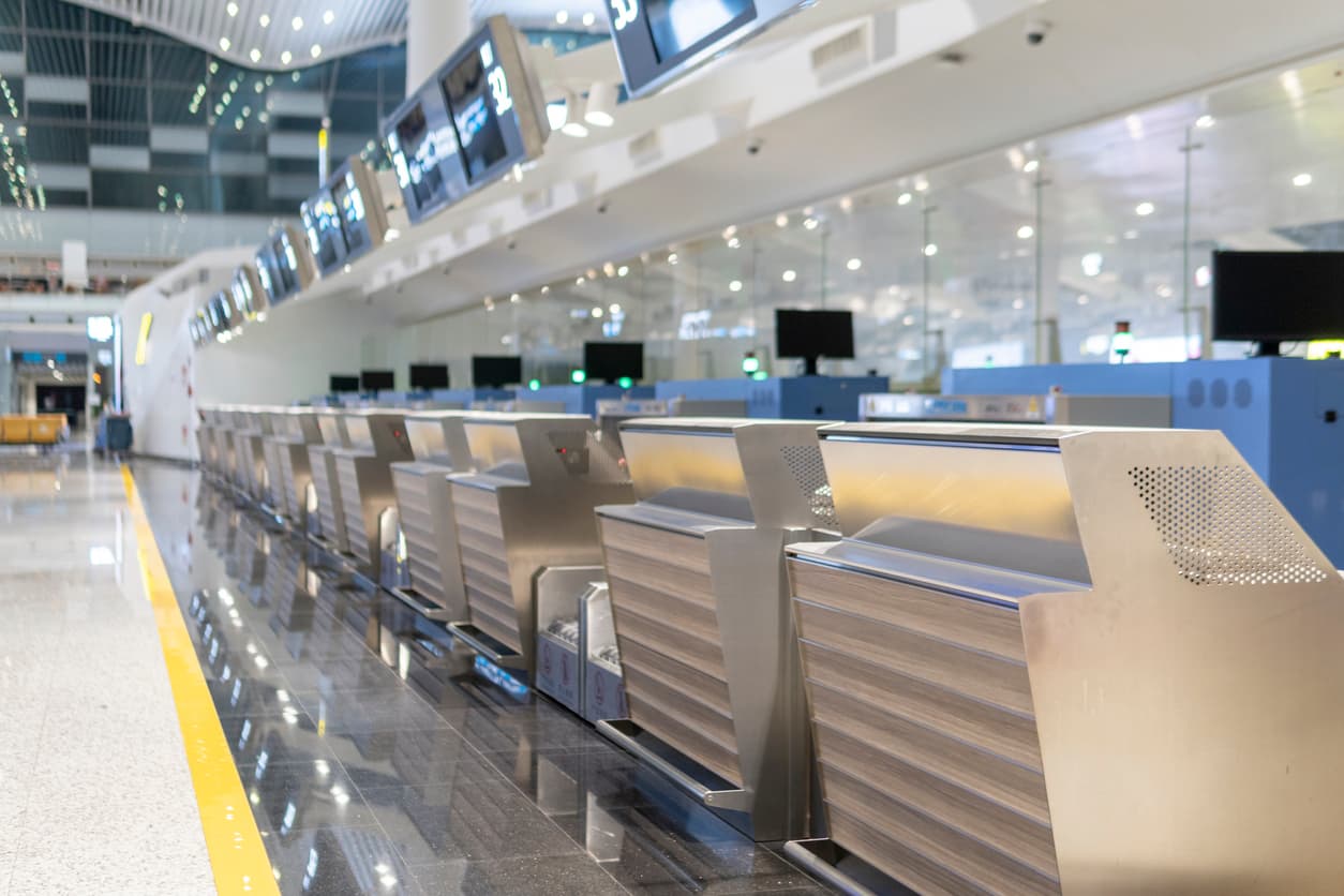 Una pareja deja a su bebé en la zona de facturación del aeropuerto tras negarse a pagar un boleto de avión para él 
