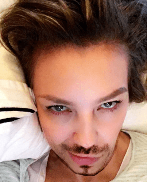 Aunque no ha sido la única imagen "con bigote" que comparte la talentosa mexicana.