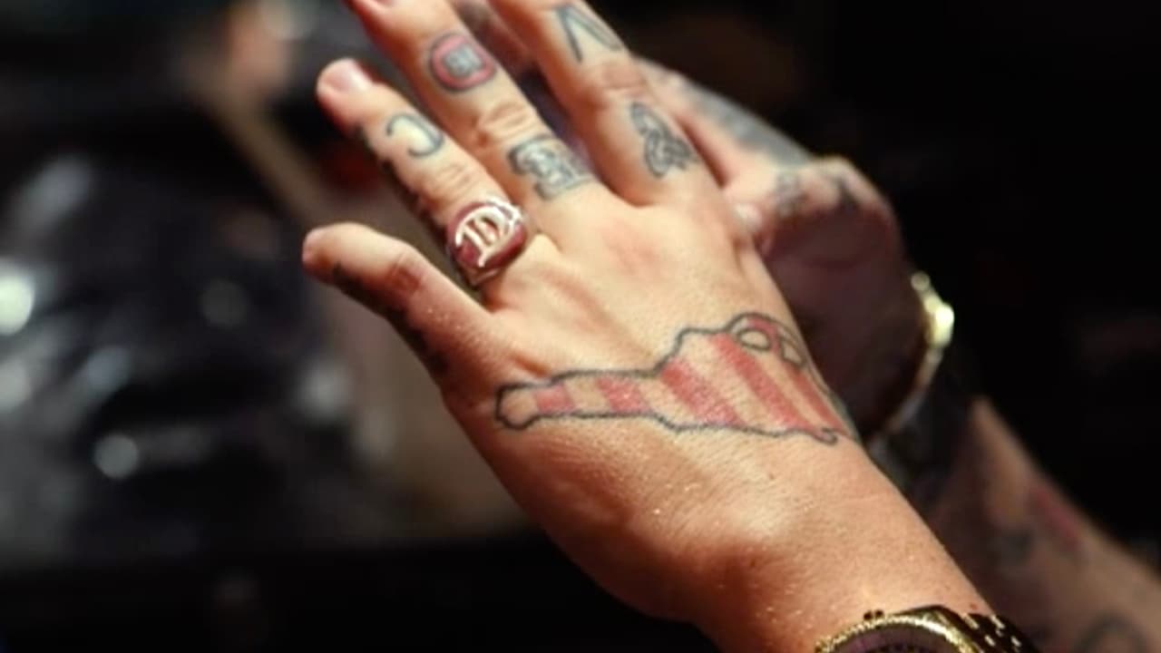 Al realizar un proceso migratorio como el ajuste de estatus a residencia permanente,
<b> la presencia de tatuajes</b> en el cuerpo representa 
<b>un factor</b> que podría definir si s
<b>e acepta o se rechaza</b> la petición.