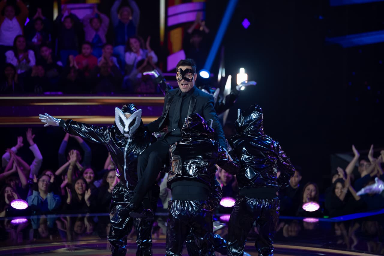 Omar Chaparro de nuevo hizo su entrada triunfal con todos los bailarines y dio la bienvenida a los investigadores.