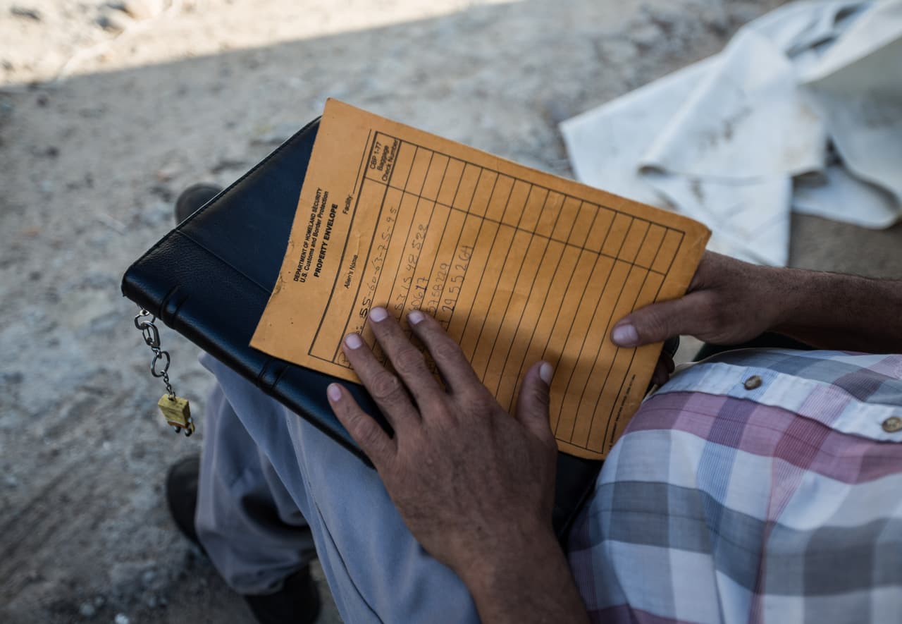 En sus manos, Antonio Martínez-Arreguín lleva el sobre en el que el Servicio de Migración de México le entregó su documento de identificación temporal, que asegura podría necesitar para demostrar que es mexicano si lo detiene la policía.