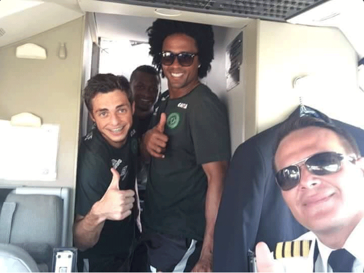 Jugadores del Chapecoense junto al piloto, momentos antes de que despegara el avión.