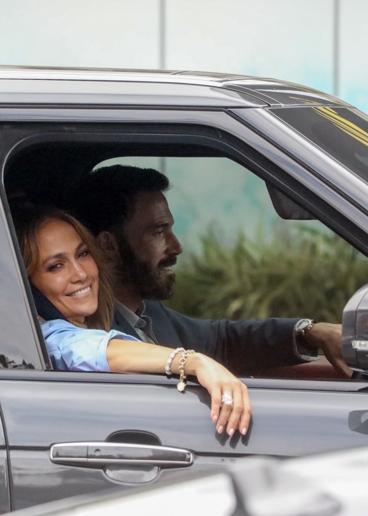 Llegaron en la Range Rover del actor, mientras ambos parecían platicar entre ellos de manera amena. 
<br>