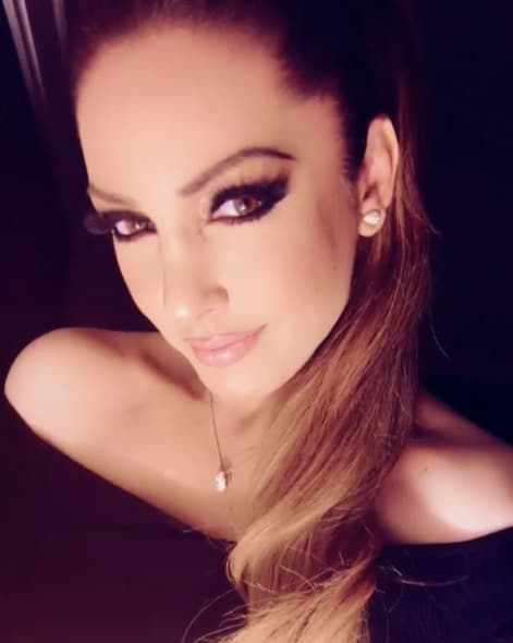 A la actriz le gusta lucir distinta pero no con ayuda del bisturí: “Me halaga que crean que me he hecho cirugías en toda mi cara, no me molesta, no estoy en contra de las cirugías estéticas y respeto mucho a quien lo hace de la forma y manera que desean, pero no es mi caso en este momento, NO ME HE HECHO ABSOLUTAMENTE NADA, TAMPOCO ME INYECTO BOTOX”.