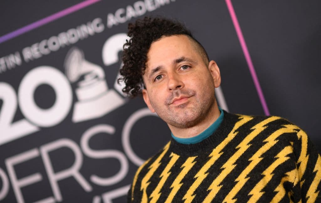 <h2 class="cms-H2-H2">Eduardo Cabra</h2>
<br>
<br>Es productor, músico y compositor. Se dio a conocer por formar la agrupación
<a href="https://www.univision.com/temas/residente">Calle 13 junto a su hermanastro René Pérez</a>, y es el productor con más nominaciones (47) y más Latin GRAMMY conseguidos (23), aunque eso a él no lo desvela, ya que, según expresó alguna vez, Bob Marley no ganó ninguno y fue uno de los más grandes artistas.
<br>
<br>
<b>Sus nominaciones:</b>
<br>• Atravesao (Elsa Y Elmar) (S)
<br>• El Arca De Mima (Mima) (S)
<br>• Fiesta En Lo Del Dr. Hermes (El Cuarteto De Nos) (S) • Hermes Croatto (Hermes Croatto) (A)
<br>• La Ciudad Sin Alma (El Cuarteto De Nos) (S)
<br>• Mañosa (Canina) (S)
<br>• Respiro Perdon (Hermes Croato) (S)