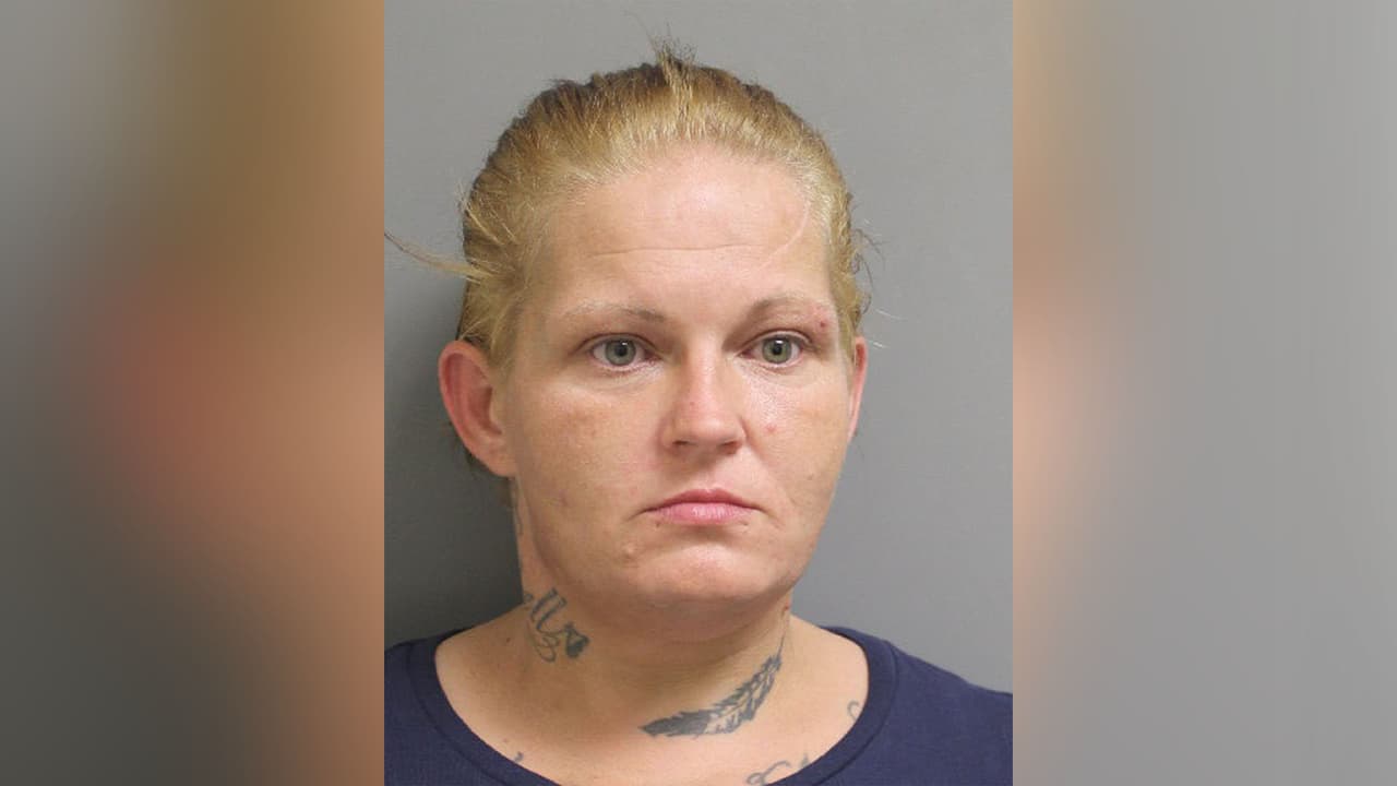 Lala Gene Bell, está acusada de robo entre $2,500 y $30,000.