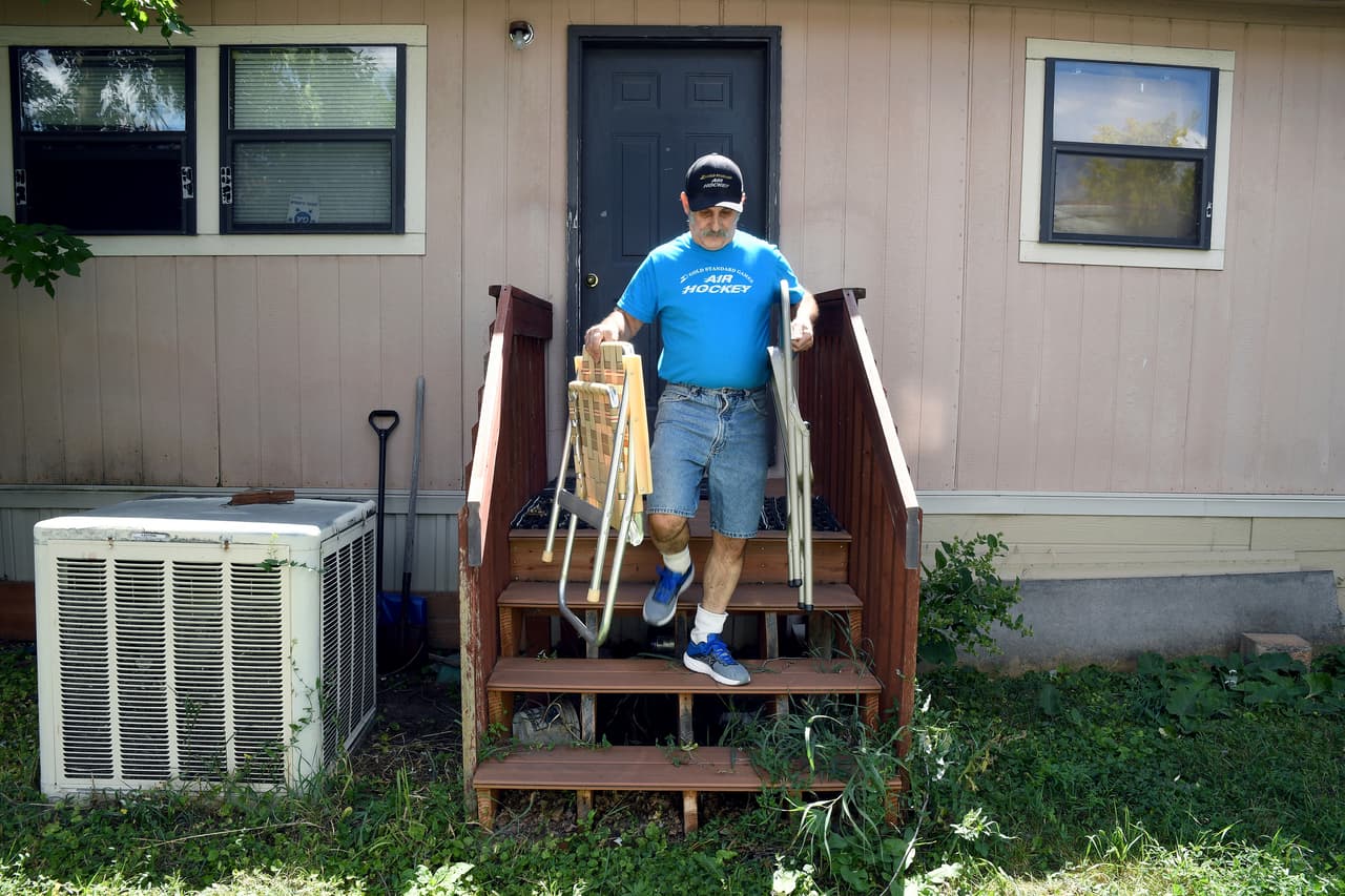 El acuerdo extiende hasta el 31 de enero las protecciones federales contra los desalojos a personas que fueron afectadas por la pérdida de trabajo o las suspensiones de comercio durante la pandemia. California ya aprobó una extensión de protecciones similares hasta el final de febrero.