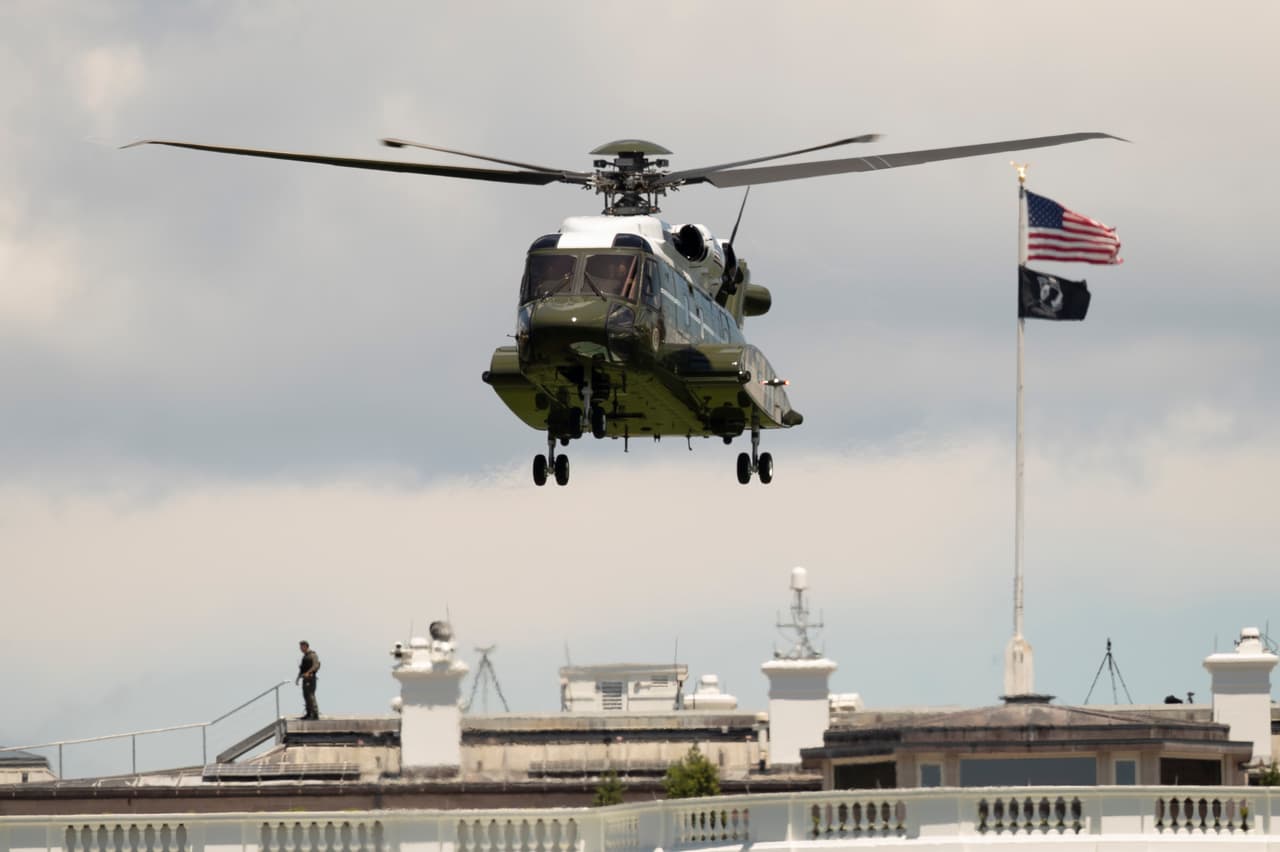 El presidente Donald Trump conoció el nuevo helicóptero VH 92, el modelo que 
<b>será asignado en 2021 como el nuevo ‘Marine One’,</b> una de las naves en las que será trasladado el primer mandatario de EEUU.