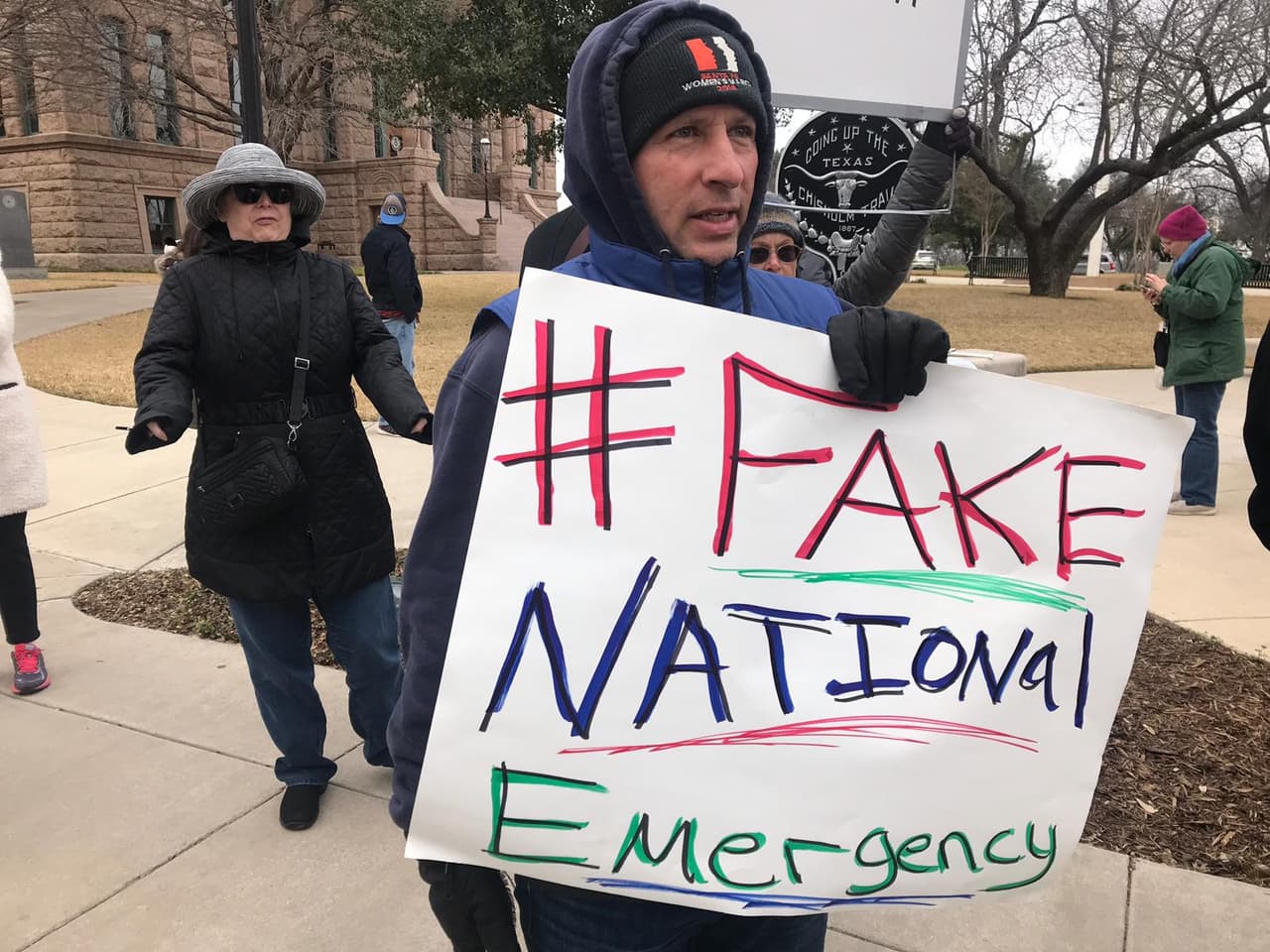 "Falsa emergencia nacional"