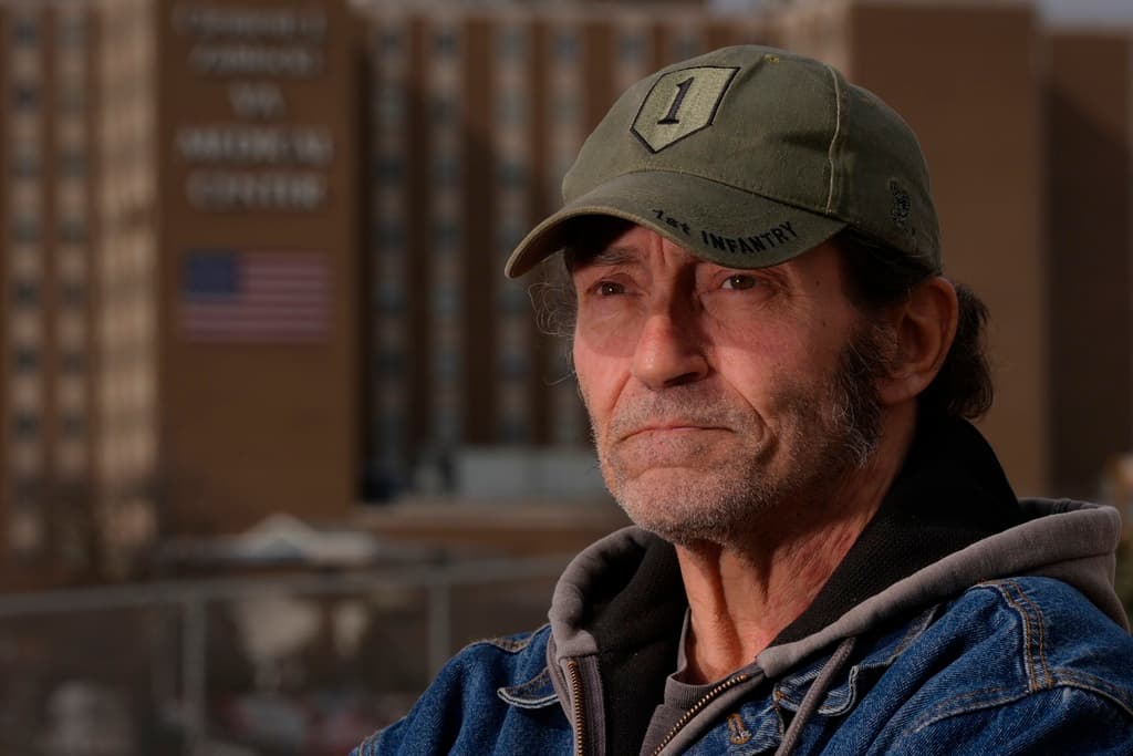 James Stancil frente al Centro Médico Clement J. Zablocki del Departamento de Veteranos en Milwaukee.