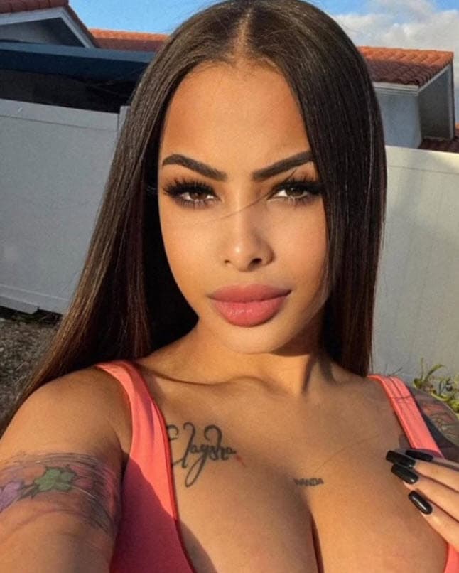 En esta fotografía se aprecia que tiene otro nombre de su lado derecho y en su brazo un brazalete de flores a color.
<br>