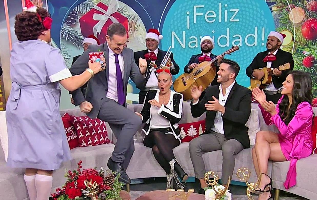 Alan estaba feliz de obtener un detalle de la mucama, lo que no se imaginaba era que dentro del bello empaque se encontraba un sarcástico presente: "una crema para codos".