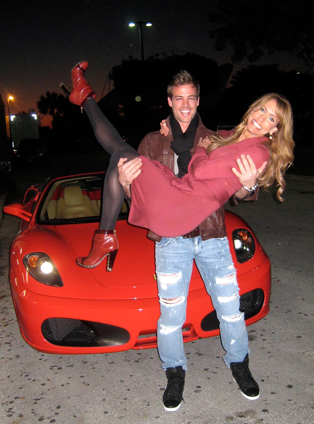 Y no sólo es la consentida del público, también de las celebridades. Aquí en brazos de William Levy, ¡qué envidia!