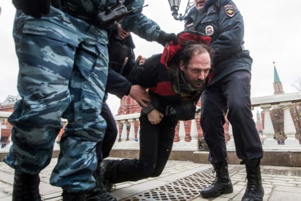 Al grito de “no a la guerra” los manifestantes fueron detenidos por la policía rusa.