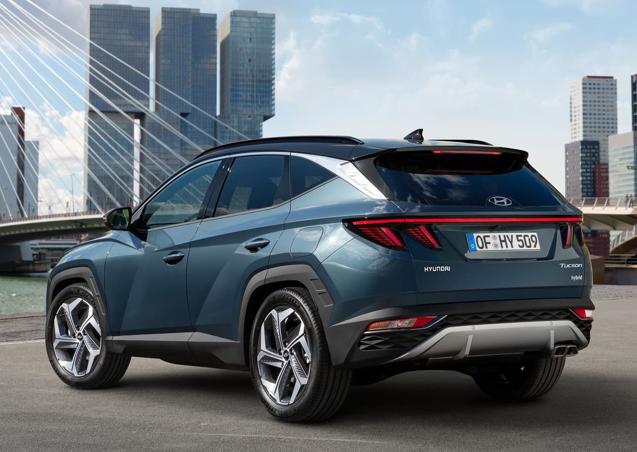 Al tratarse de un modelo global, la Hyundai Tucson será ofrecida en dos tamaños diferentes: uno de 177.16 pulgadas (450 cm) de largo, para países como México, Colombia, España y otras localidades en Europa; y otro de 182.28 pulgadas (463 cm) con distancia entre ejes extendida, orientada al mercado de Estados Unidos, Canadá, y China.