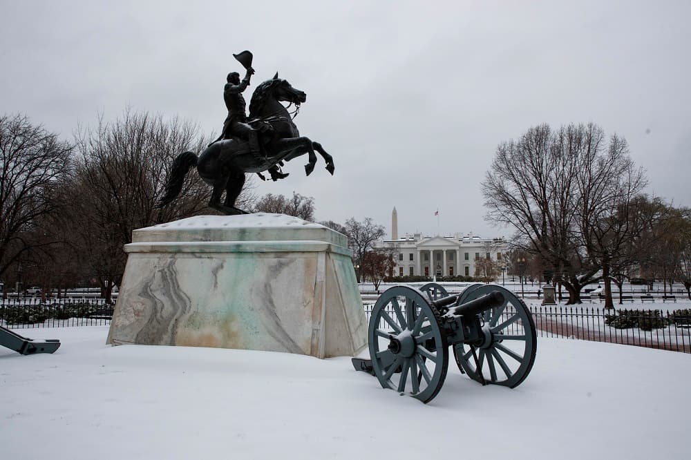 En algunas zonas, se esperan vientos con rachas de hasta 62 millas por hora (100 kph), que podrían provocar cortes de electricidad e inundaciones costeras.