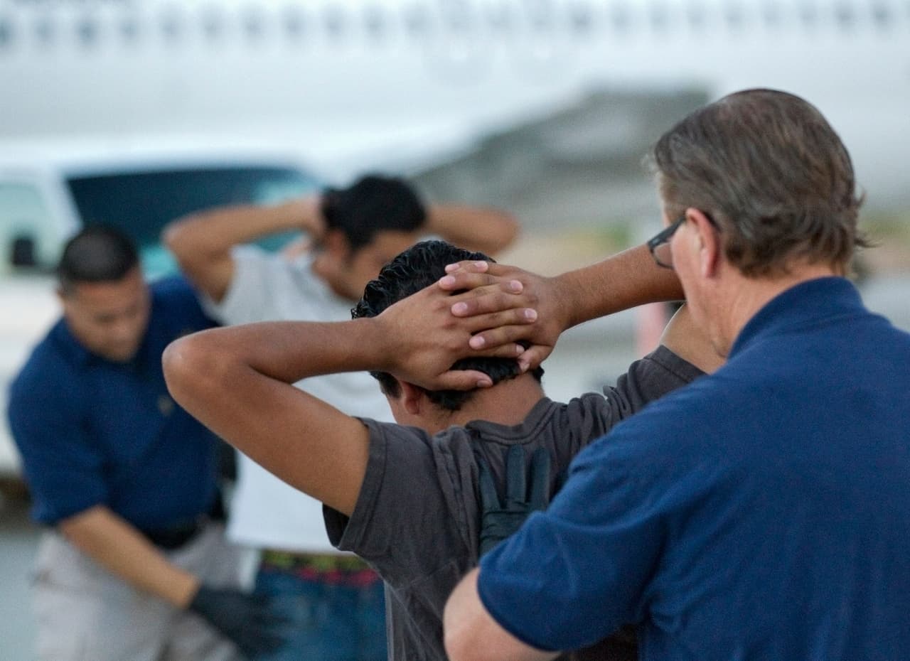 También debes acercarte al
<a href="https://colibricenter.org/" target="_blank">Centro Colibrí de Derechos Humanos</a>, que trabaja para
<b>crear un protocolo para que las familias de migrantes desaparecidos</b> encuentren respuestas.