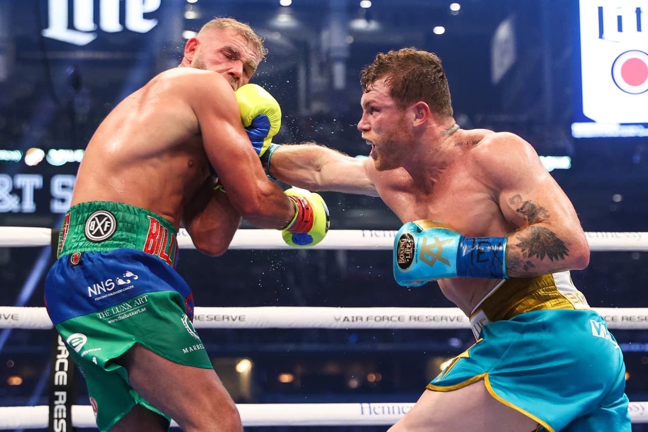 Saúl 'Canelo' Álvarez le dio una tunda al peleador británico, le cerró por completo un ojo y provocó que ya no saliera al noveno round después del castigo que recibió en 8 asaltos dominados por el mexicano.