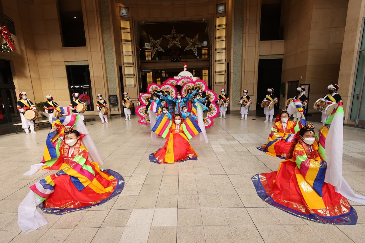 Las autoridades han pedido celebrar este año manteniendo medidas de precaución ya que el virus sigue siendo una amenaza especialmente para quienes no estén vacunados.