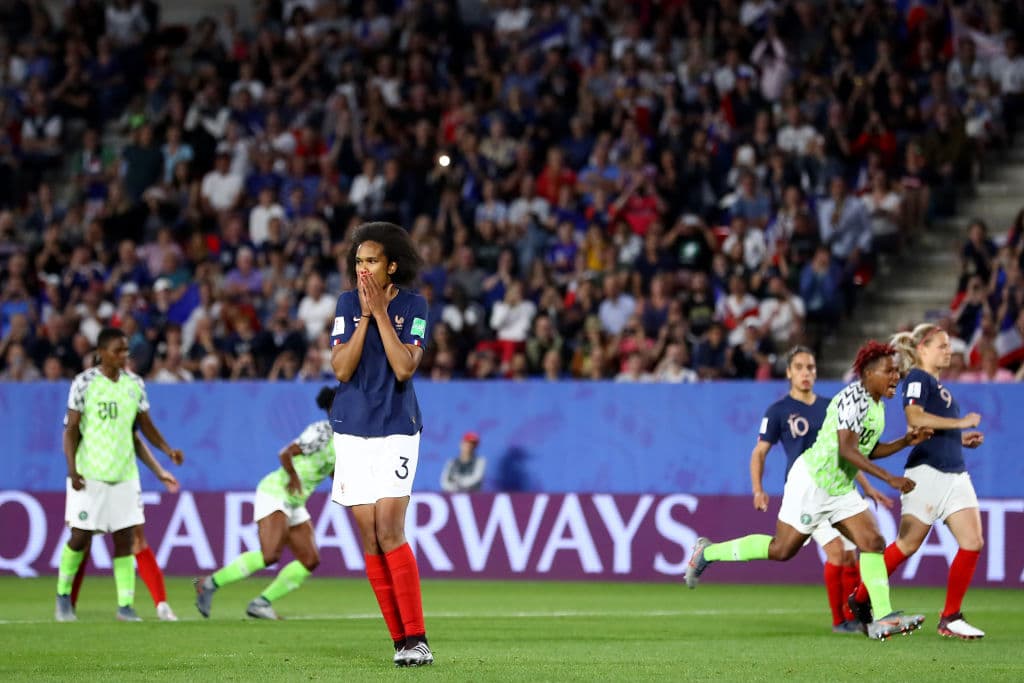 Todo parecía indicar que el juego iba a quedarse con ese empate a cero mientras las nigerianas festejaban, pero la polémica en serio vino a tomar parte del encuentro.