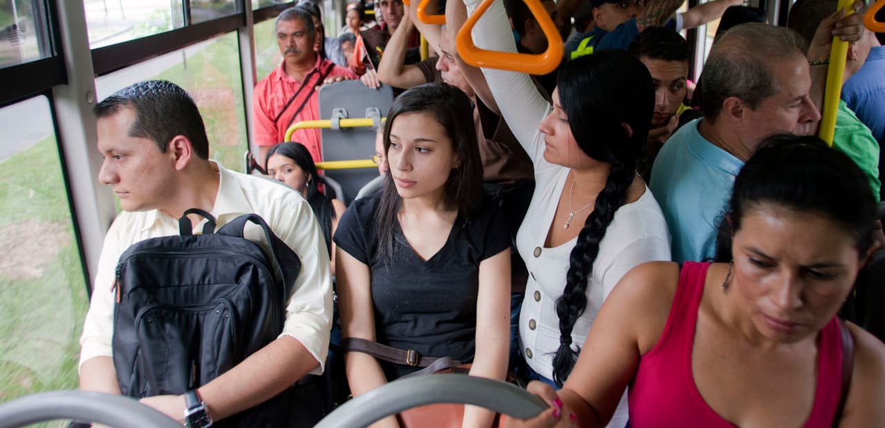 Los gráficos que muestran cómo en Colombia los pobres demoran más horas al trabajo y duermen menos