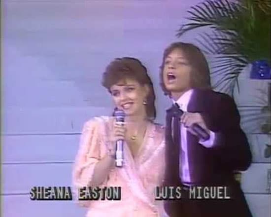 Ese año 
<b><a href="http://www.univision.com/temas/luis-miguel">Luis Miguel</a></b> comenzaba a ser reconocido a nivel internacional, a los 15 años ganó su primer Grammy por el dueto con Sheena Easton “Me gustas tal como eres”.