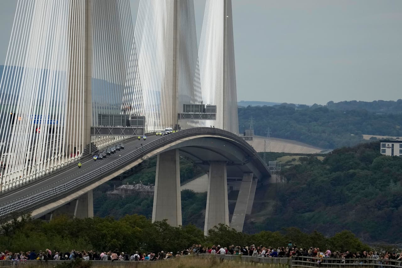 El viaje tomó unas siete horas, algo más de lo esperado. En la imagen, el cortejo a su paso por el Queensferry Crossing, a unas 12 millas (20 km) de la capital.