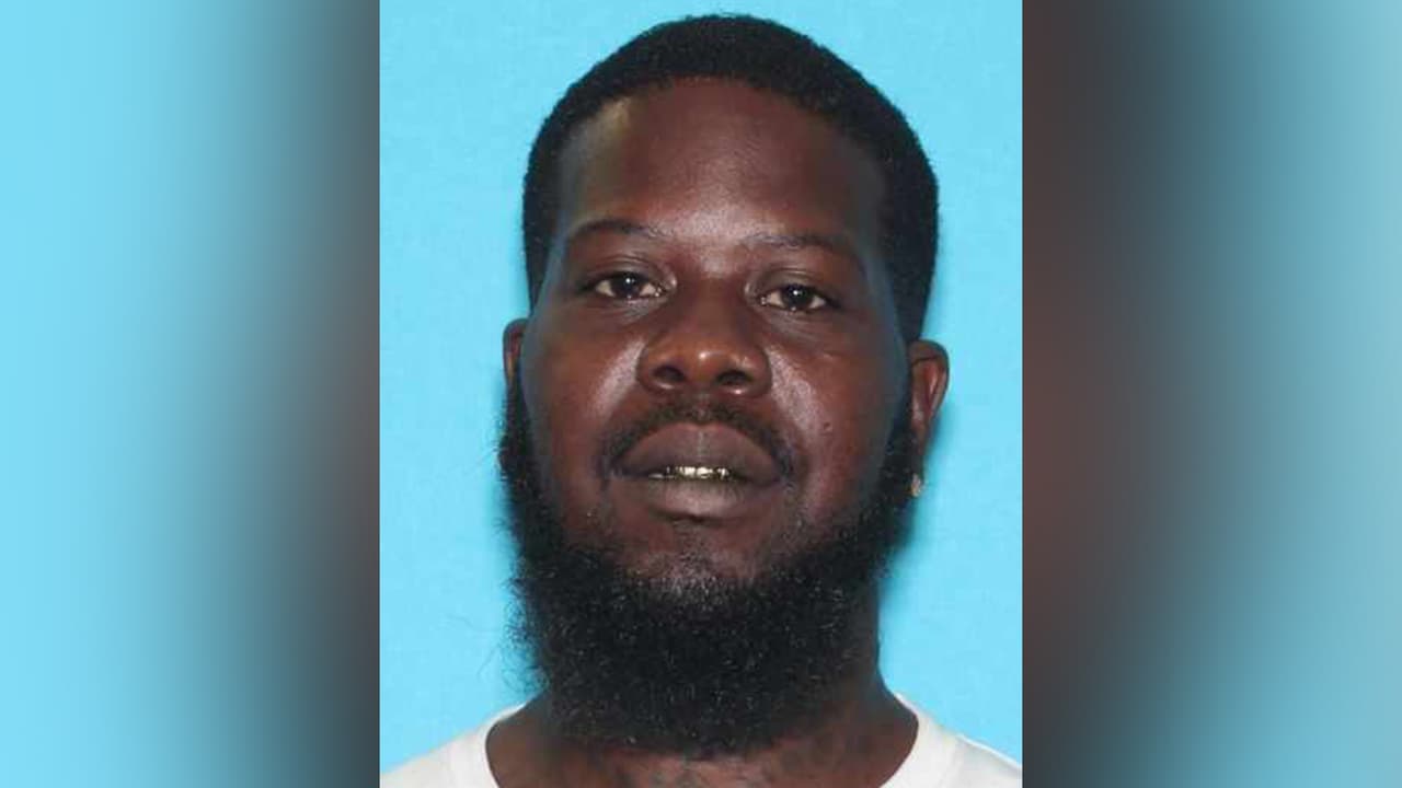 Xzavion Barnard Miles, es sospechoso de posesión y uso no autorizado de un vehículo.