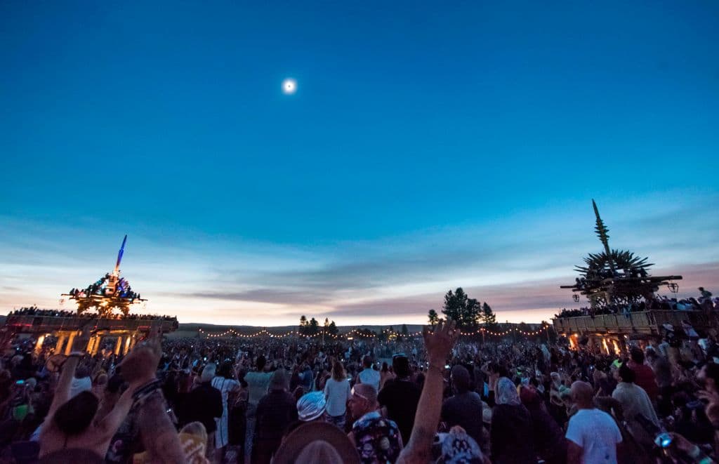Para los espectadores estadounidenses, este fenómeno se apreciará al amanecer y en la propia salida del Sol ya se podrá ver cómo la Luna le tapa una parte. Para verlo mejor lo ideal es encontrar una vista clara y despejada hacia el horizonte oriental. Para quienes estén en el norte de Europa esto ocurriá hacia el mediodía.