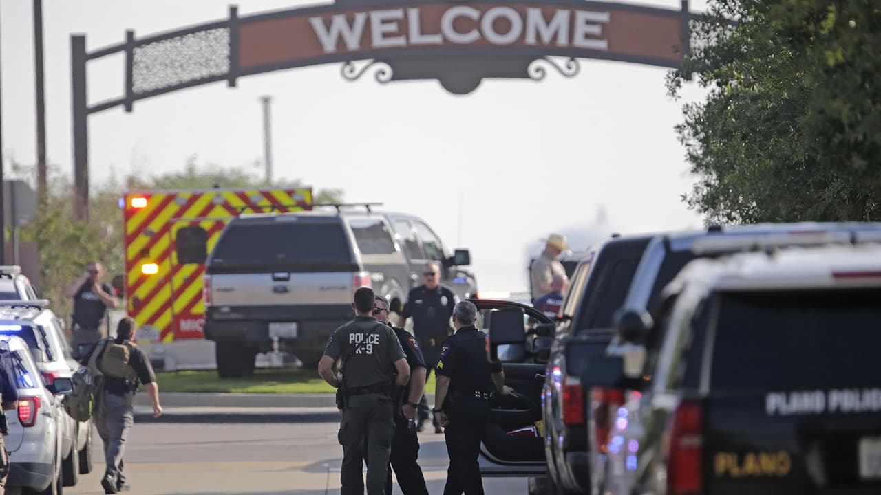 Fontayne Payton, de 35 años, estaba dentro de la tienda H&M cuando escuchó los disparos. Él dijo que vio los vidrios rotos de la tienda, así como varios charcos de sangre. Hasta ese momento él no sabía que 
<a href="https://www.univision.com/local/dallas-kuvn/allen-premium-outlets-tiroteo-policia-movilizacion" target="_blank">había ocho víctimas mortales</a>. “
<b>Rezo para que no fueran niños</b>, pero parecían niños”, dijo. Los cuerpos estaban cubiertos con toallas blancas, desplomados sobre bolsas en el suelo, aseveró.