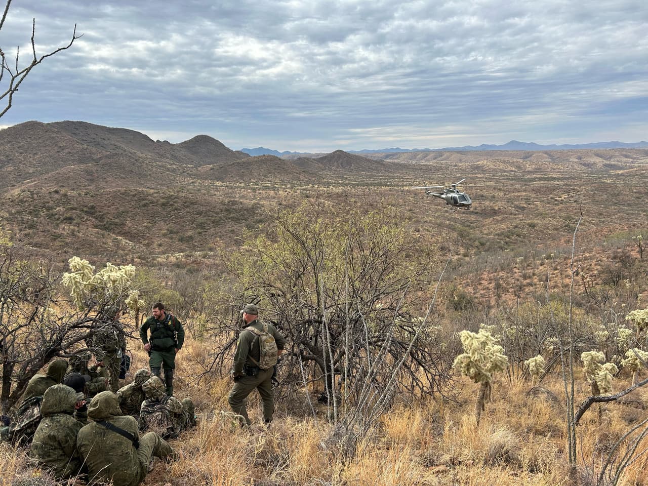 Otra práctica arriesgada a la que suelen recurrir los migrantes, es
<b> internarse en territorios con condiciones peligrosas</b>. Muchas veces tienen que 
<b>ser rescatarlos heridos o con necesidad de ayuda médica urgente</b>.