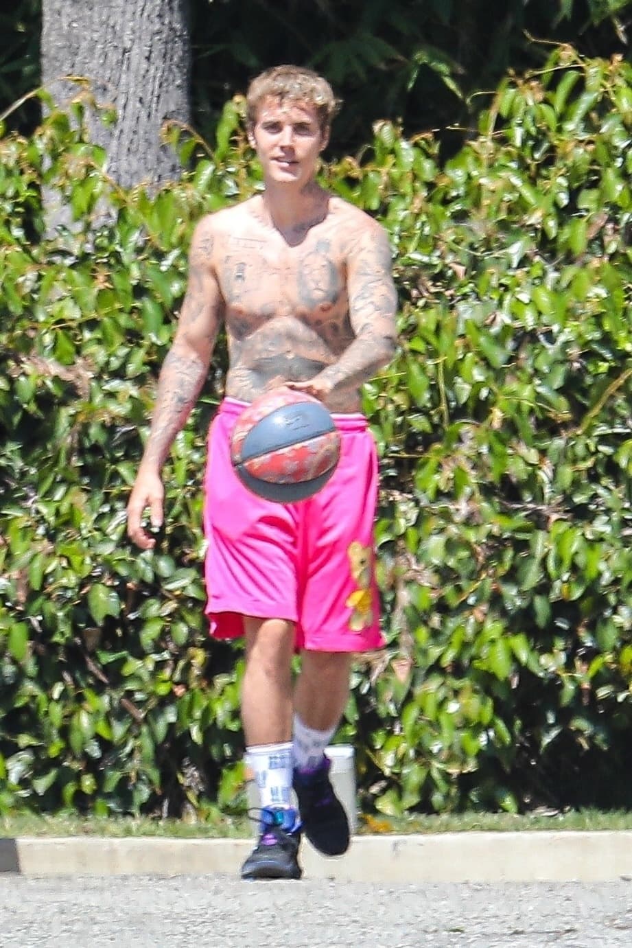 <b><a href="https://www.univision.com/famosos/justin-bieber-y-hailey-baldwin-amenazan-con-demandar-a-cirujano-plastico-por-sugerir-que-la-modelo-se-opero-el-rostro-fotos" target="_blank">Justin Bieber </a></b>mide 5'9" (1.75).