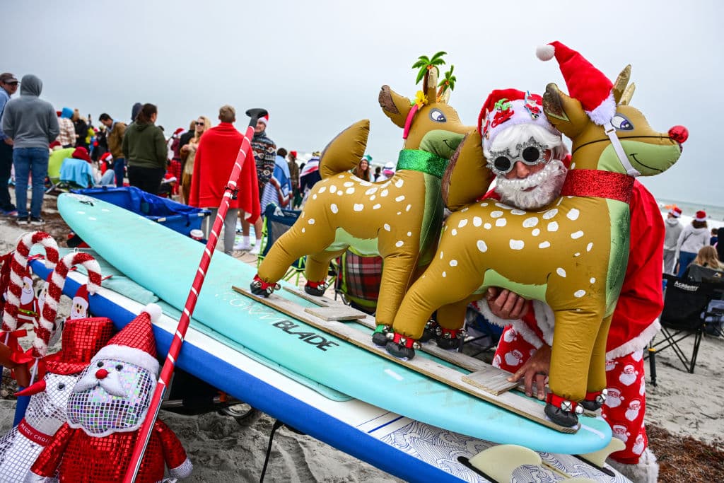 Tan infinita como el mar parecía la creatividad de algunos participantes en 'Surfing Santas'.