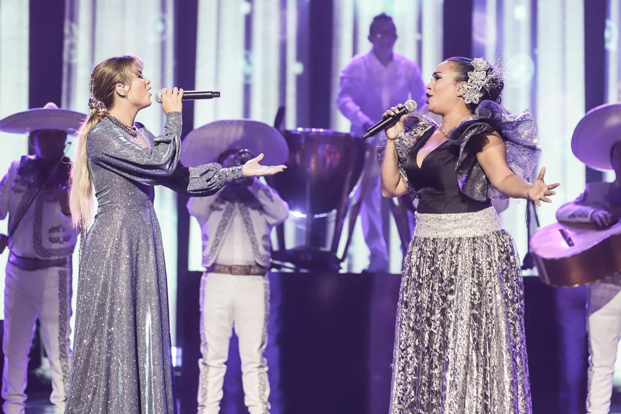 Sofía Reyes y Aymée Nuviola brillaron en el escenario a la hora de interpretar 'Costumbres'. Mientras la mexicana llevó un vestido azul con escote profundo y mangas abullonadas, la cubana presumió una creación de Osvaldo Joya que complementó con un tocado.