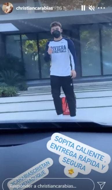 El exesposo de la actriz publicó una foto del momento en que él y su hijo fueron a casa de Duque en Miami para llevarle comida con cero contacto de por medio.