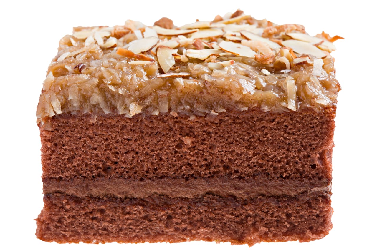 <b>Pastel de chocolate alemán.</b> Este postre de chocolate con glaseado de coco y nueces no tiene conexión con Alemania. Lleva el nombre de Samuel German (un apellido que significa alemán en inglés), un briánico que desarrolló una variedad de chocolate para hornear en 1852. 
<br>
<br>El invento fue masificado por la compañía estadounidense Baker's Chocolate y se vendía como ‘el chocolate dulce del pastelero German’. En 1957, un ama de casa de Dallas usó la mezcla en una receta que llamó ‘Pastel de chocolate alemán’ (sin el posesivo), publicada en el Dallas Morning News. Desde entonces así se popularizó.
<br>