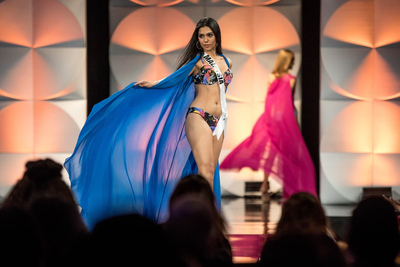 En el incidente de este domingo, los organizadores no aclararon por qué apareció Miss Malasia al lado de Harvey, cuando anunció a la ganadora del vestido típico. 
<br>