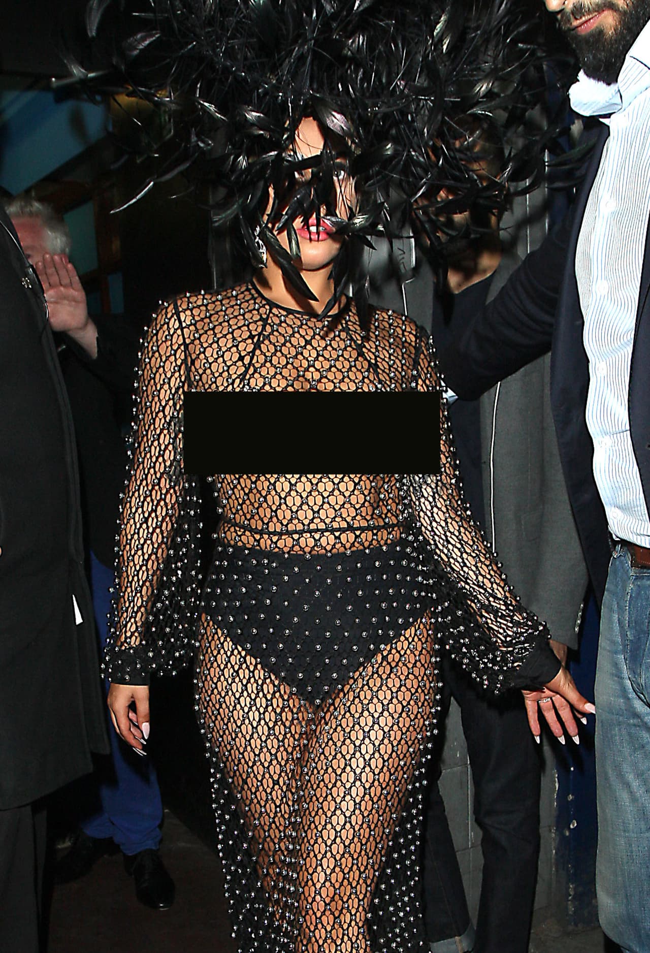 Lady Gaga no conoce la palabra 'pudor', pues no se molesta en usar sostén con sus atrevidos looks.