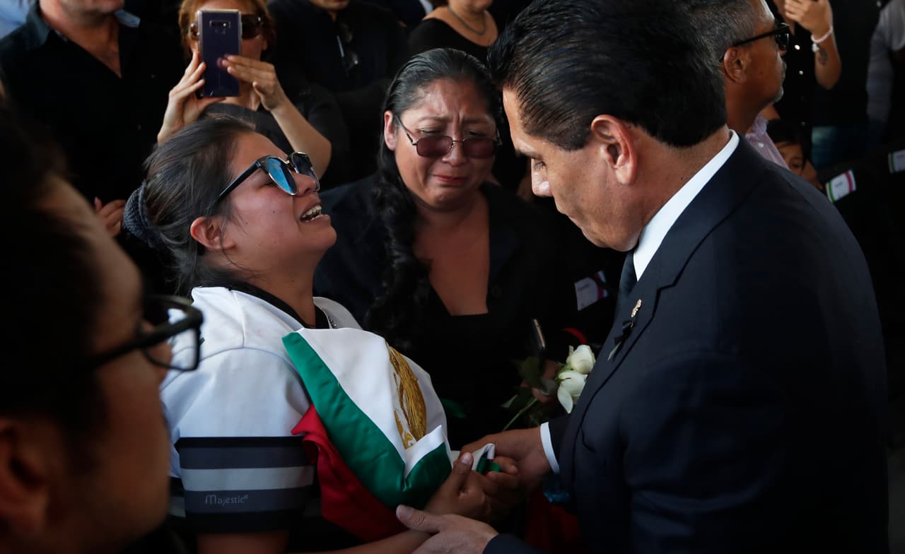 En el evento solo ocho familias de los 13 oficiales caídos decidieron participar. El homenaje estuvo encabezado por el gobernador del estado, Silvano Aureoles, quien lamentó la pérdida de los oficiales y entregó banderas de México y fotografías a los seres queridos de los difuntos. 
<br>