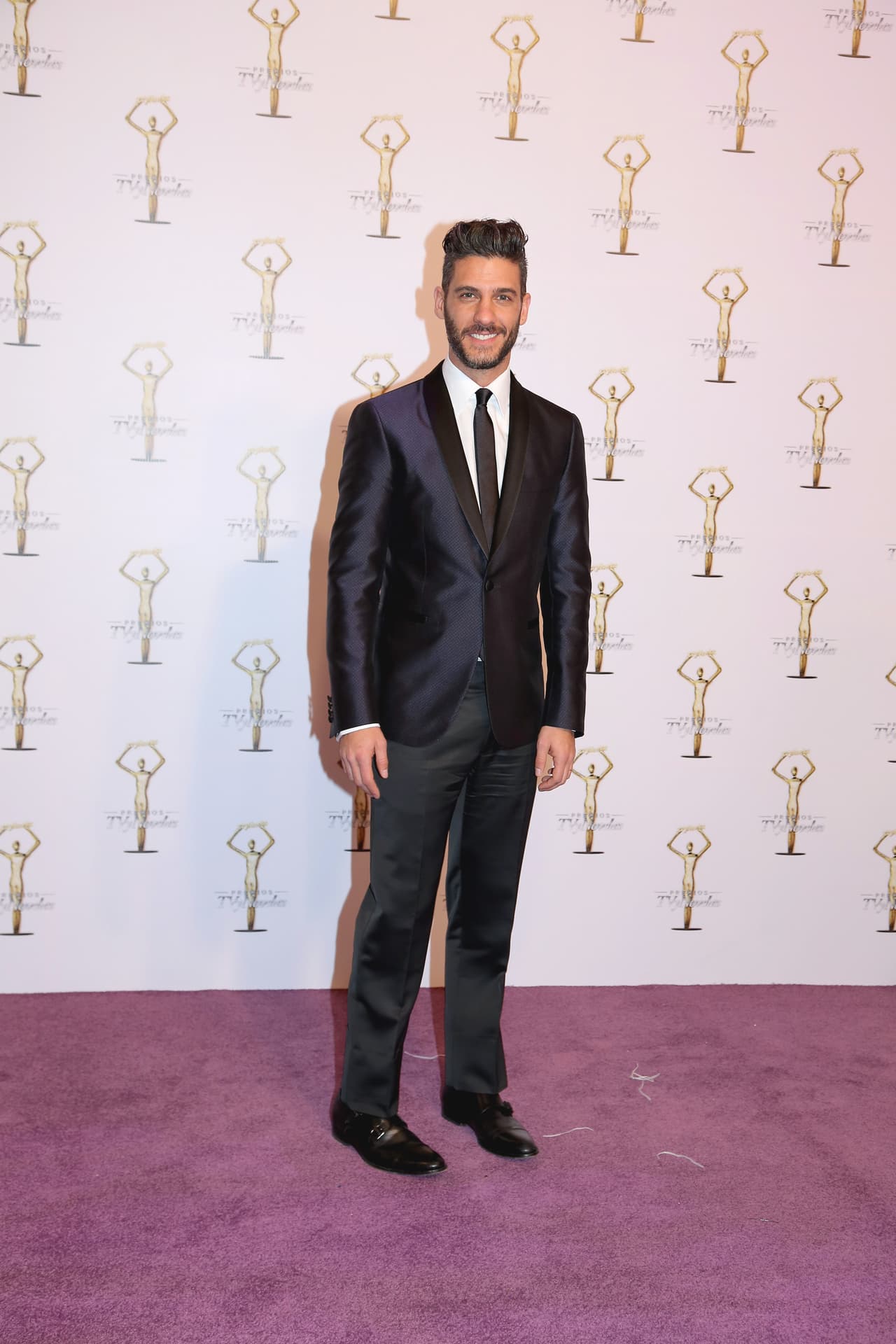 <b><a href="http://www.univision.com/temas/erick-elias">Erick Elías</a></b> lució impecable como cada año, en esta ocasión eligió colores oscuros.